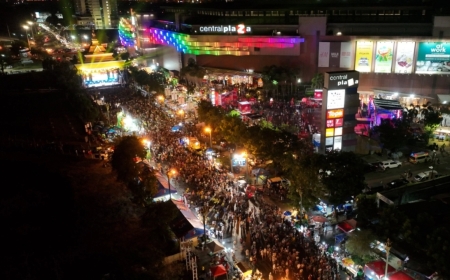 Songkran on Khao Niao Road in Khon Kaen Province: Tourists flock to participate in fun activities.