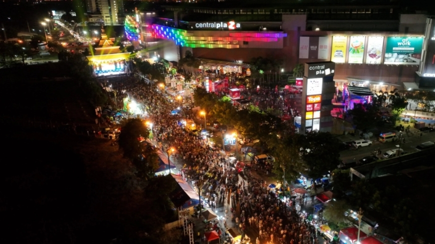 Songkran on Khao Niao Road in Khon Kaen Province: Tourists flock to participate in fun activities.